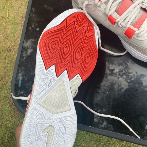 NWOB Authentic Nike Kyrie 8 light bone picante red - Picture 5 of 5